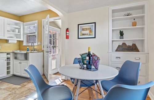 Boise Condo | DOG FRIENDLY Charmer! IDEAL Spot to Explore via Bikes(2) to Downtown, Greenbelt, River & Hyde Park!