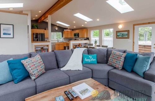 Manzanita House | Dog Friendly, close to town and the seasonal Manzanita Farmers Market! 4 bedrooms and 3.5 bathrooms.