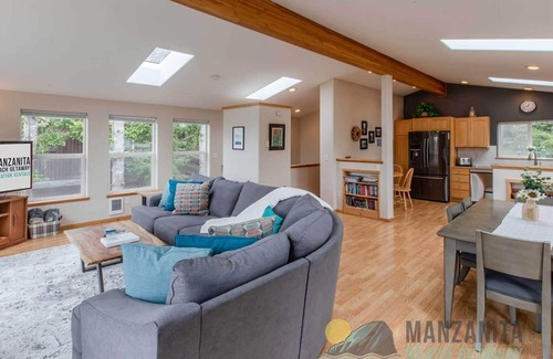Manzanita House | Dog Friendly, close to town and the seasonal Manzanita Farmers Market! 4 bedrooms and 3.5 bathrooms.