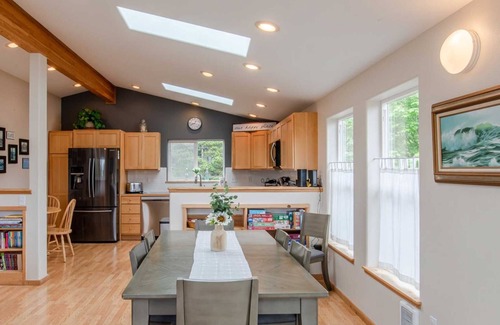 Manzanita House | Dog Friendly, close to town and the seasonal Manzanita Farmers Market! 4 bedrooms and 3.5 bathrooms.
