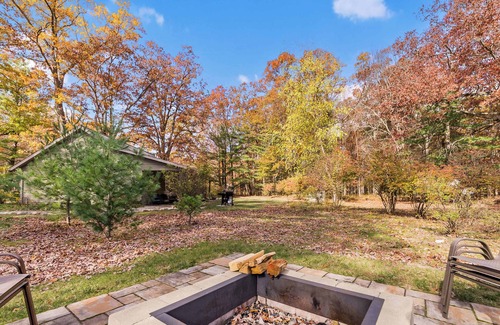 Kendall House | Dog-Friendly Cottage with Hot Tub & Lake Access