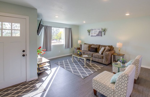 Grantsdale House | Dog-Friendly Hamilton Home w/ Mountain Views!