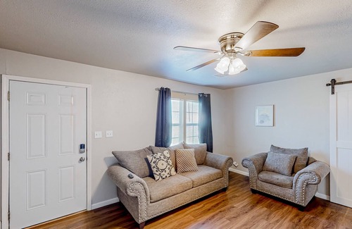 Del City House | Dog-friendly home near Tinker AFB with fenced yard & updated interior