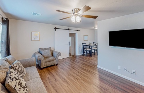 Del City House | Dog-friendly home near Tinker AFB with fenced yard & updated interior