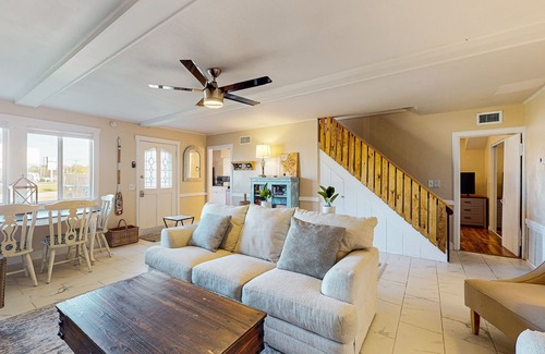 Interchange Square House | Dog-friendly home near the beach with large backyard - snowbird-friendly