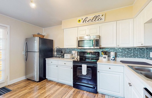 Interchange Square House | Dog-friendly home near the beach with large backyard - snowbird-friendly