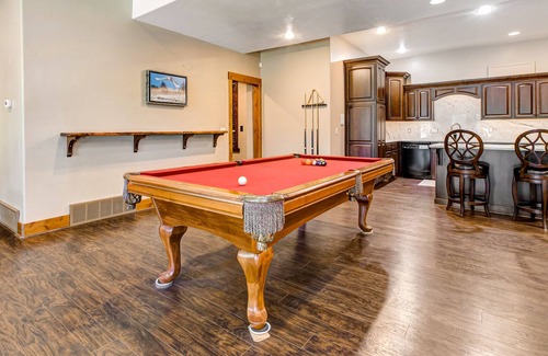 Summit Park House | Dog-friendly home on golf course with 3 gas fireplaces, pool table & 2 kitchens