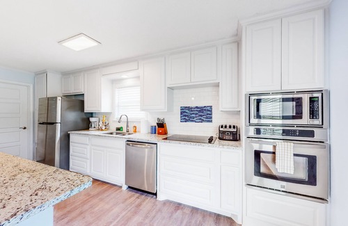 Kingsland House | Dog-friendly home w/a furnished patio, free WiFi, & central A/C- near cove