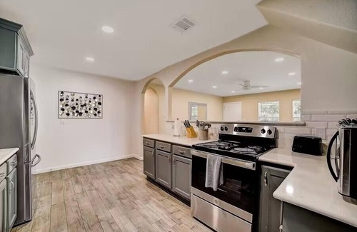 San Antonio House | dog-friendly home with fenced yard, grill, sunroom