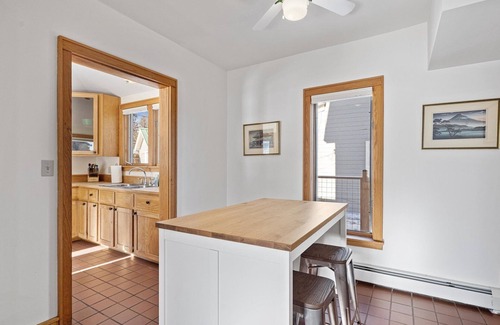 Red Lodge House | Dog Friendly home with Wi-Fi Close to downtown & 7 miles to RLM-Grizzly Grotto