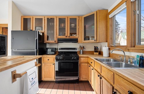 Red Lodge House | Dog Friendly home with Wi-Fi Close to downtown & 7 miles to RLM-Grizzly Grotto