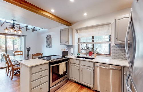 Eagle-Vail House | Dog-friendly home with a fireplace, grill, enclosed yard, firepit & washer/dryer