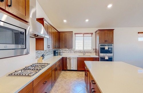Dove Mountain House | Dog-friendly home with a patio, putting green, & games - pool and gym access