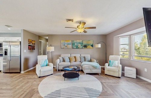 Oakland Hills House | Dog friendly house with private pool, lanai, and washer & dryer