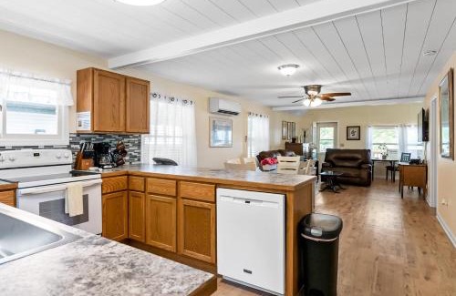 Pullman House | Dog-Friendly Idyllic Lakefront Home