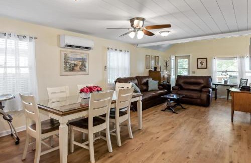Pullman House | Dog-Friendly Idyllic Lakefront Home