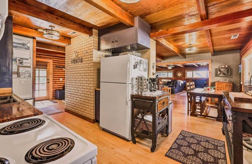 Kings Beach Cabin | Dog-Friendly Kings Beach Log Cabin w/Hot Tub!