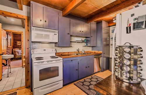 Kings Beach Cabin | Dog-Friendly Kings Beach Log Cabin w/Hot Tub!