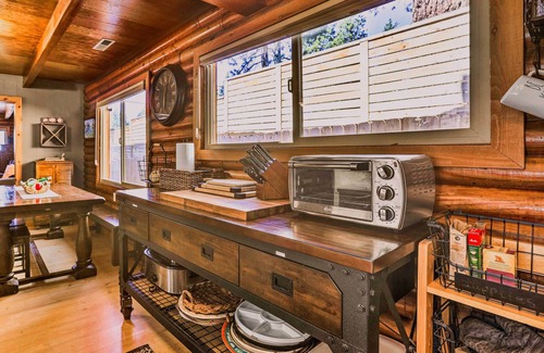 Kings Beach Cabin | Dog-Friendly Kings Beach Log Cabin w/Hot Tub!