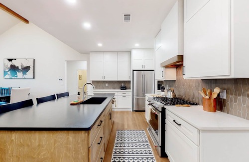 Bella Vista House | Dog-friendly, luxurious home with screened sunroom, fireplace, & W/D