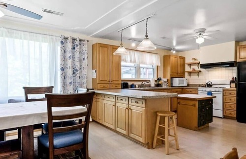 Kendall House | Dog-Friendly Nature Escape with Hot Tub & Fire Pit