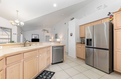 Greater Groves House | Dog-Friendly! Near Disney with Pool