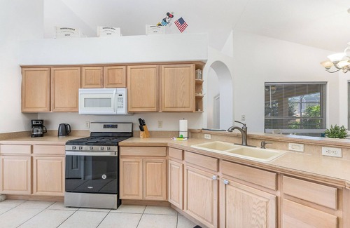 Greater Groves House | Dog-Friendly! Near Disney with Pool