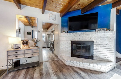 Arrowbear Lake House | Dog-friendly retreat with fast WiFi, washer/dryer & wood-burning fireplace
