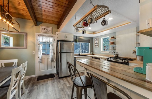 Arrowbear Lake House | Dog-friendly retreat with fast WiFi, washer/dryer & wood-burning fireplace
