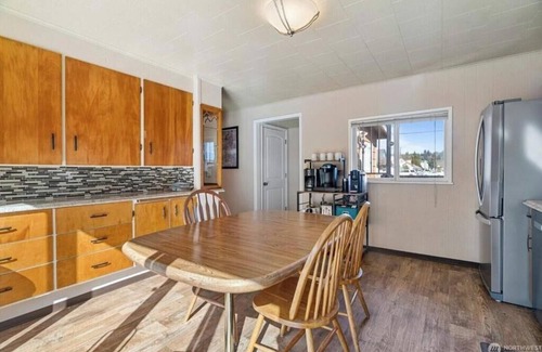 Aberdeen House | Dog Friendly, River Front Home. Fishing, Kayaks, Fenced, Firepit, Crab pots