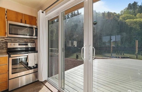 Aberdeen House | Dog Friendly, River Front Home. Fishing, Kayaks, Fenced, Firepit, Crab pots