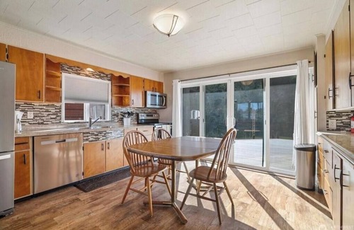Aberdeen House | Dog Friendly, River Front Home. Fishing, Kayaks, Fenced, Firepit, Crab pots