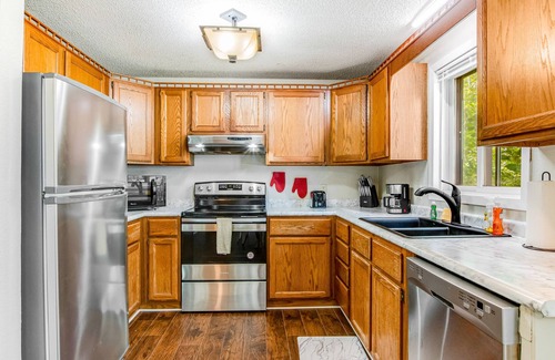 Mauston House | Dog-friendly, river view home with gas grill, fast WiFi, picnic table & deck