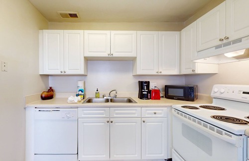 River Pointe Apartment | Dog-Friendly Riverfront Condo w/a Shared Pool, Sports Courts, Gym, & Fast WiFi