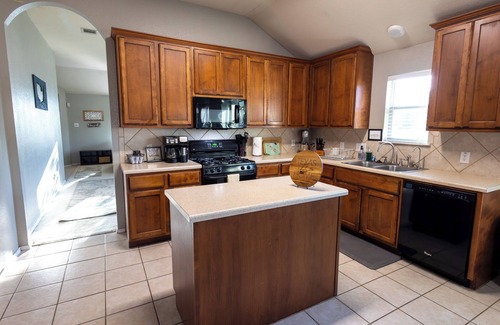 Kyle House | Dog-Friendly/Spacious 4BR/2BA Home/Near Austin/EV Charger/Separate Office