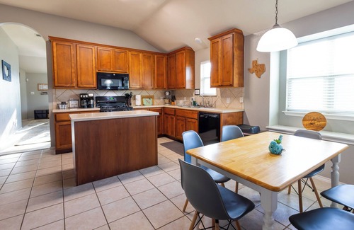 Kyle House | Dog-Friendly/Spacious 4BR/2BA Home/Near Austin/EV Charger/Separate Office