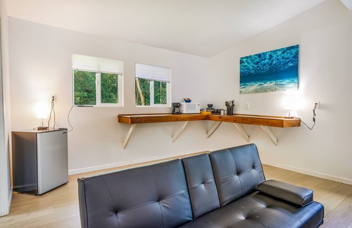 Kapoho Apartment | Dog-friendly studio escape near the beach & town with fast WiFi & kitchenette