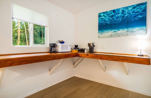 Kapoho Apartment | Dog-friendly studio escape near the beach & town with fast WiFi & kitchenette