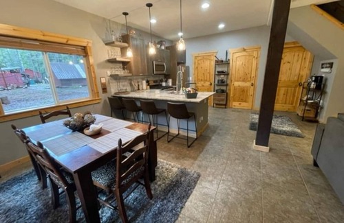 Easton House | Dog friendly, updated cabin- hot tub & fenced yard, 5 min to Lake Easton/Kachess
