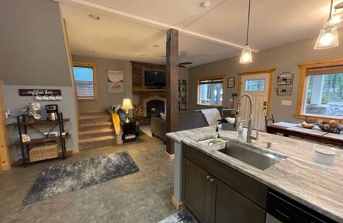 Easton House | Dog friendly, updated cabin- hot tub & fenced yard, 5 min to Lake Easton/Kachess
