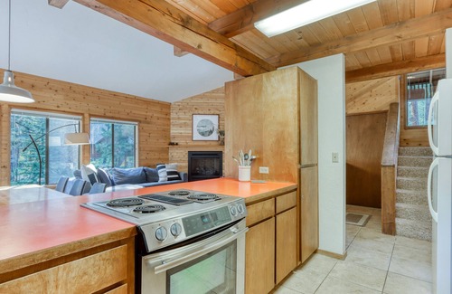 Black Butte Ranch Cabin | Dog-friendly cabin with fireplace, hot tub, pool, & sauna