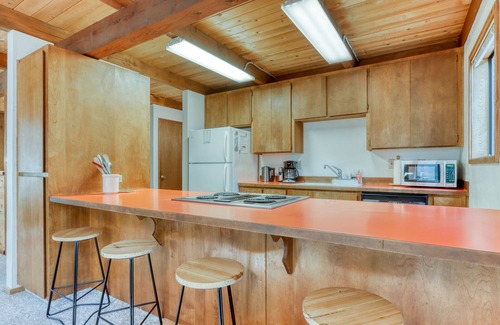 Black Butte Ranch Cabin | Dog-friendly cabin with fireplace, hot tub, pool, & sauna