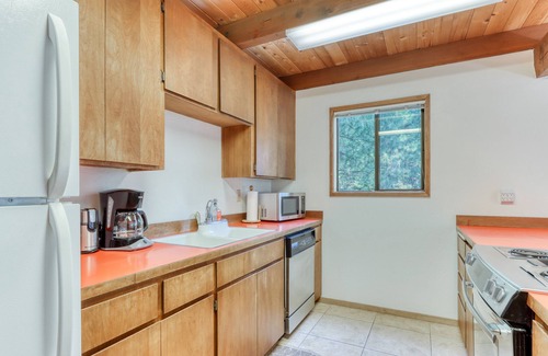 Black Butte Ranch Cabin | Dog-friendly cabin with fireplace, hot tub, pool, & sauna