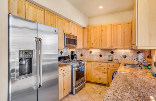 Downtown Steamboat Springs House | Dog-friendly Alpenglow townhome with gas fireplace, fast WiFi & great location