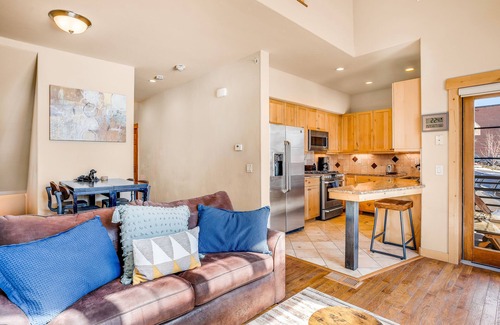 Downtown Steamboat Springs House | Dog-friendly Alpenglow townhome with gas fireplace, fast WiFi & great location