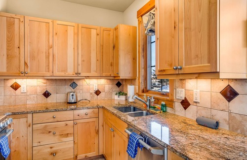 Downtown Steamboat Springs House | Dog-friendly Alpenglow townhome with gas fireplace, fast WiFi & great location