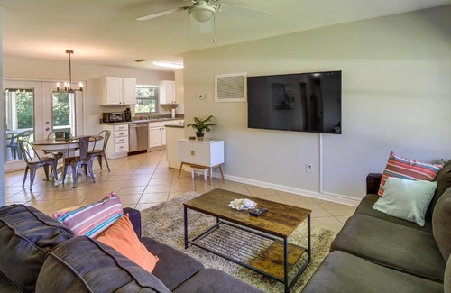 Vero Beach South House | Dog-Friendly Vero Beach Retreat with Porch and Grill!
