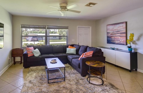 Vero Beach South House | Dog-Friendly Vero Beach Retreat with Porch and Grill!