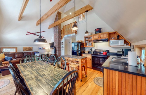 Greenwood House | Dog-friendly Woodland home near ski resort with firepit