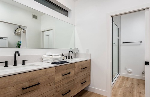 Roosevelt House | Dog Park, Human Park, 2KING bed, Huge Master Suite